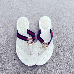 AUTHENTIC GUCCI MONOGRAM THONG SANDAL size 39